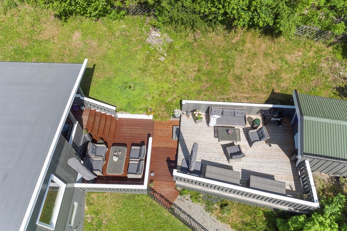 Det er en skjermet markterrasse utenfor inngangspartiet til boenheten i første etasje. Galleribilde
