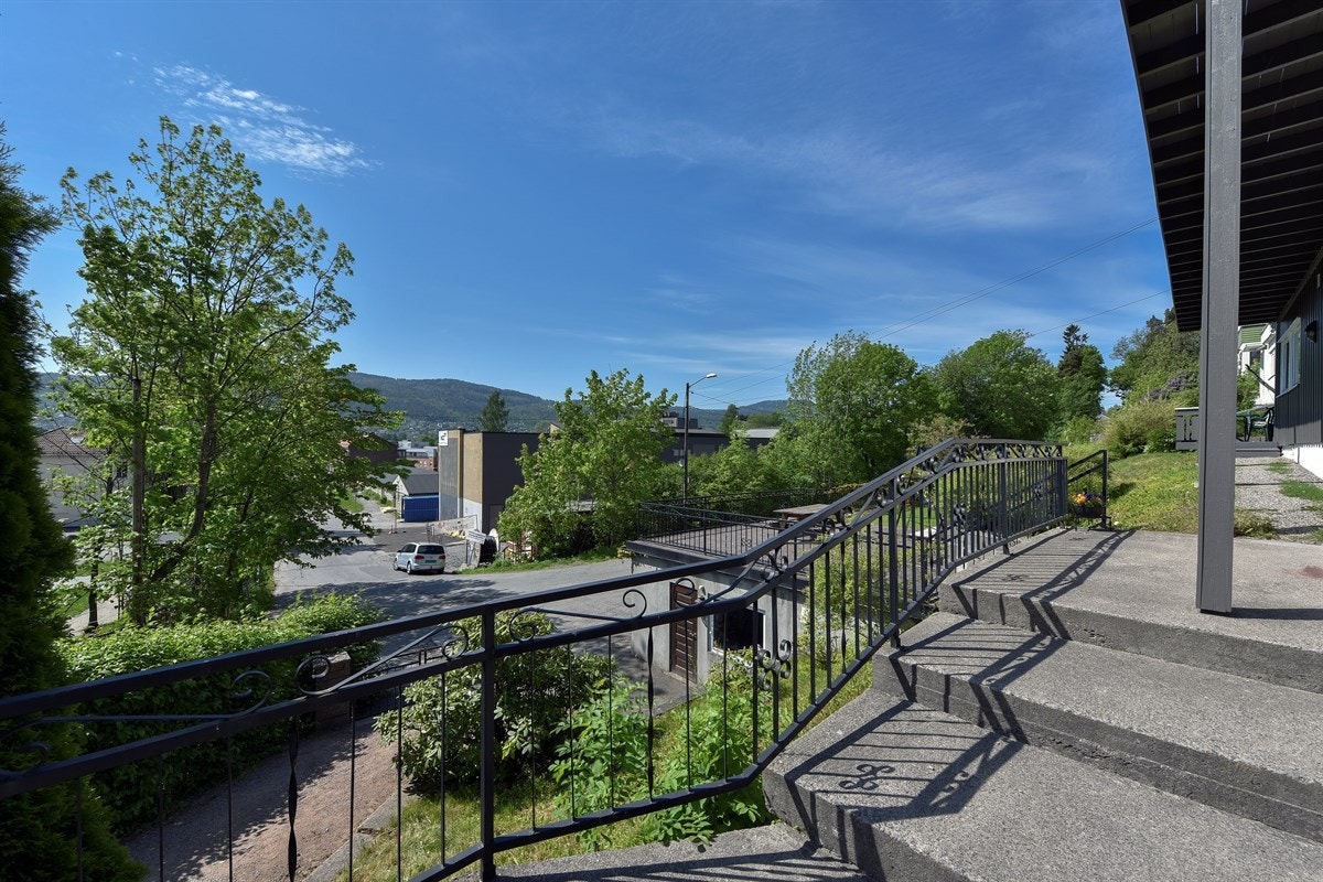 Den herlige utsikten kan nytes hvor som helst fra eiendommen. Galleribilde