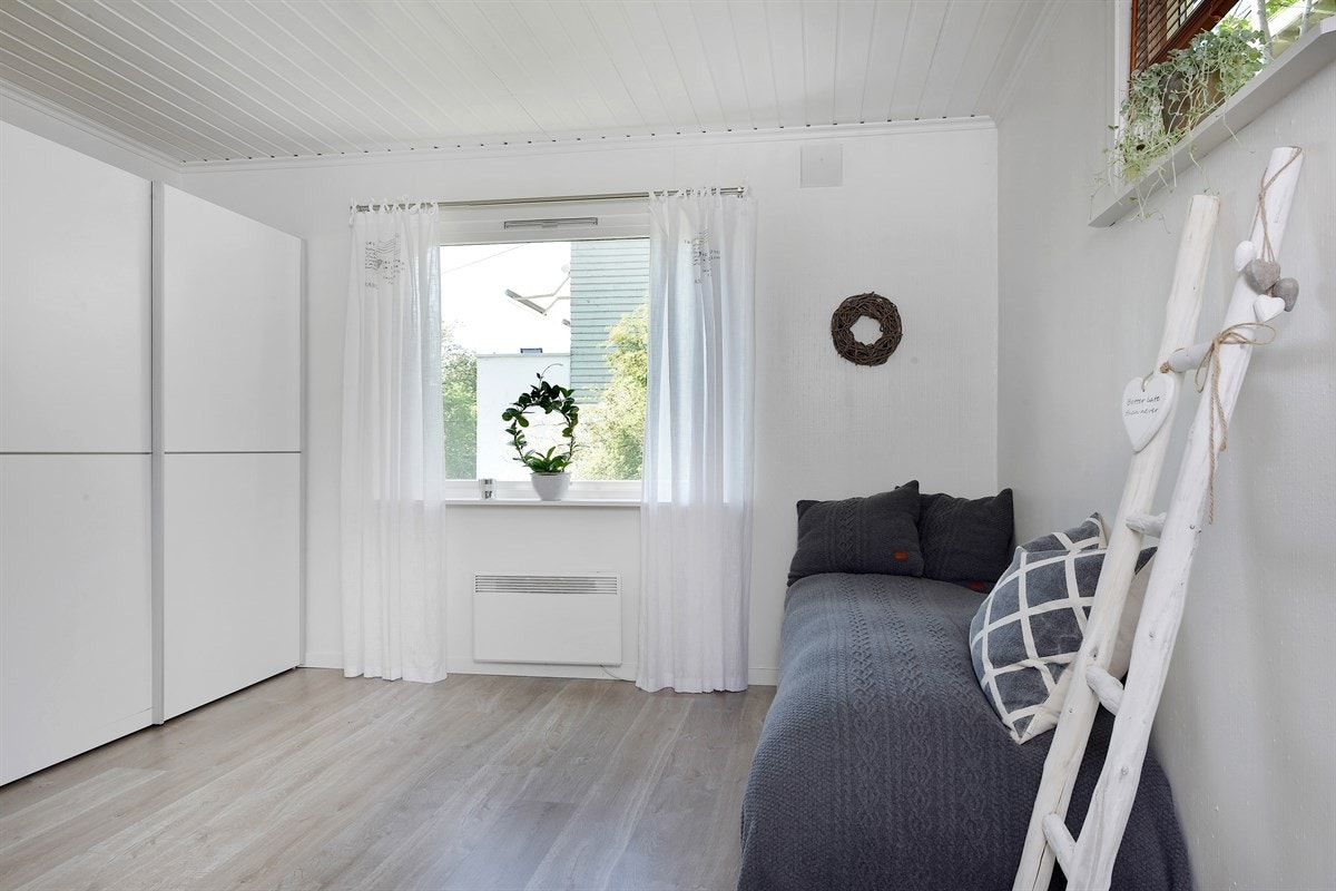 Soverom 2 med tilhørende garderobeskap. Galleribilde