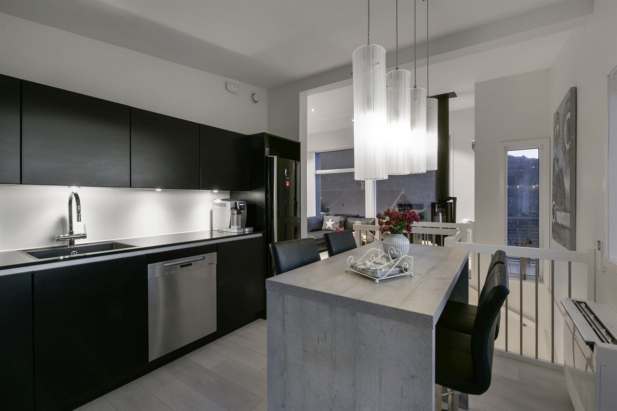 Kjøkkenet har et lekkert og moderne design med sorte fronter. Galleribilde