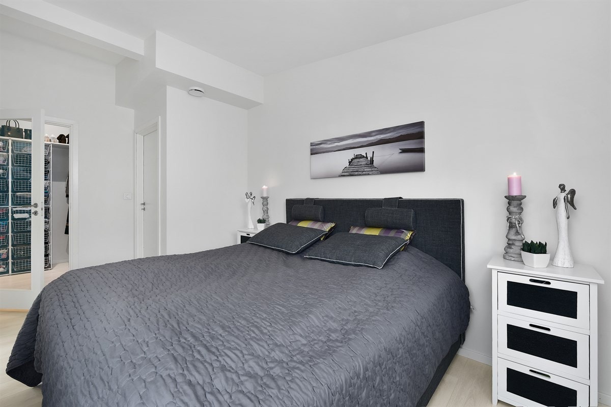 Hovedsoverommet i andre etasje ligger tilknyttet et walk-in-closet med trådkurver, hyller og praktiske oppheng. Galleribilde