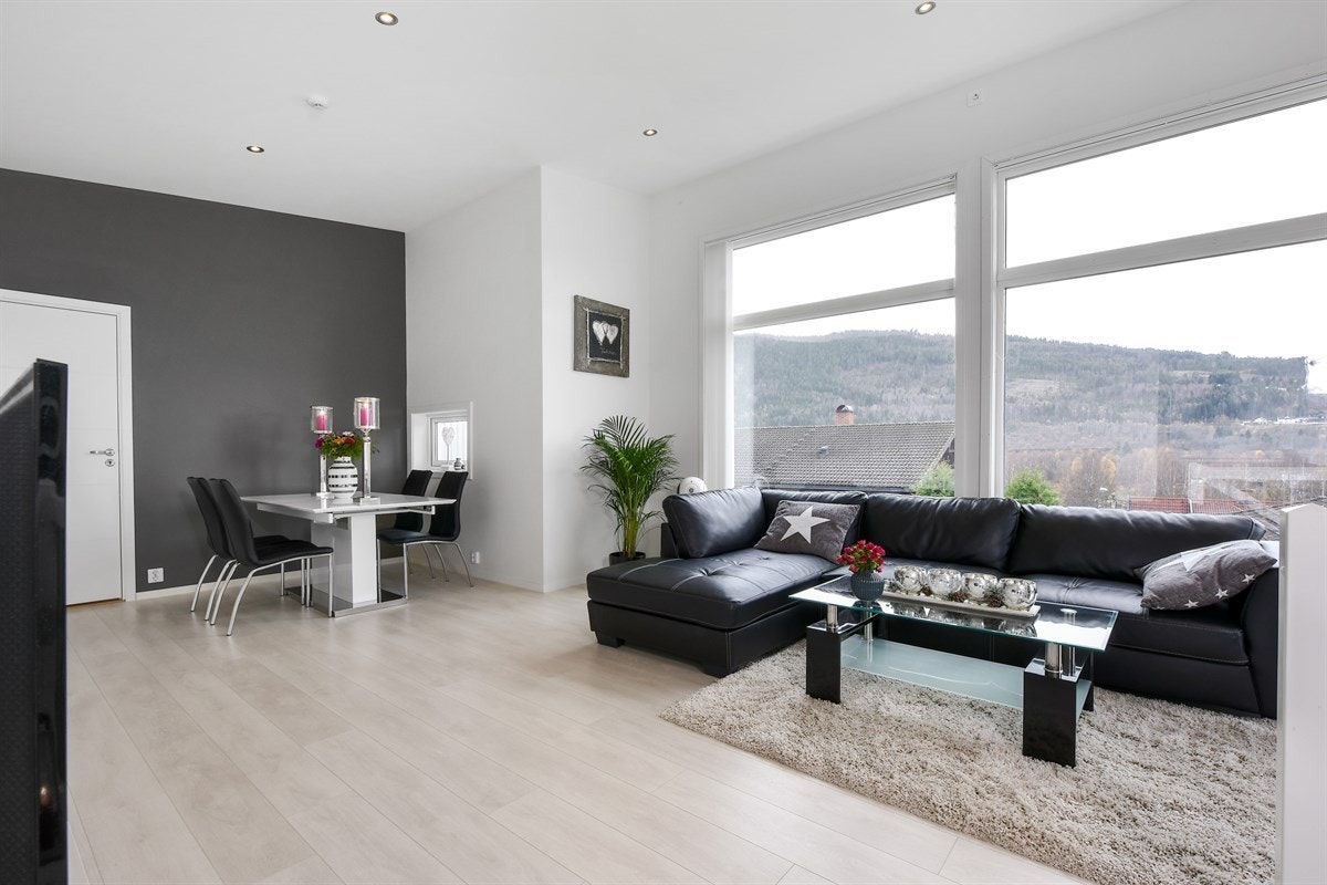 Utgang til en romslig terrasse der de flotte solforholdene og fantastiske utsikten kan nytes. Galleribilde