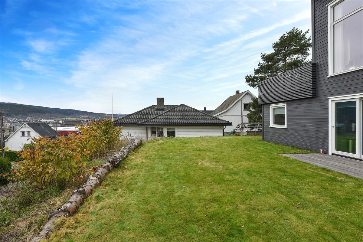 Området har nærhet til skoler, barnehager, offentlig kommunikasjon og gode servicetilbud. Galleribilde