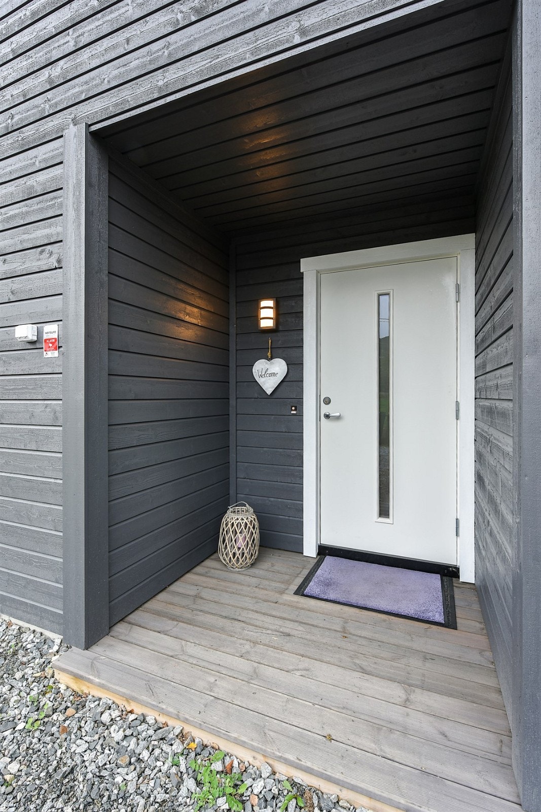 Det er egen separat inngang til hoveddelen av boligen. Galleribilde