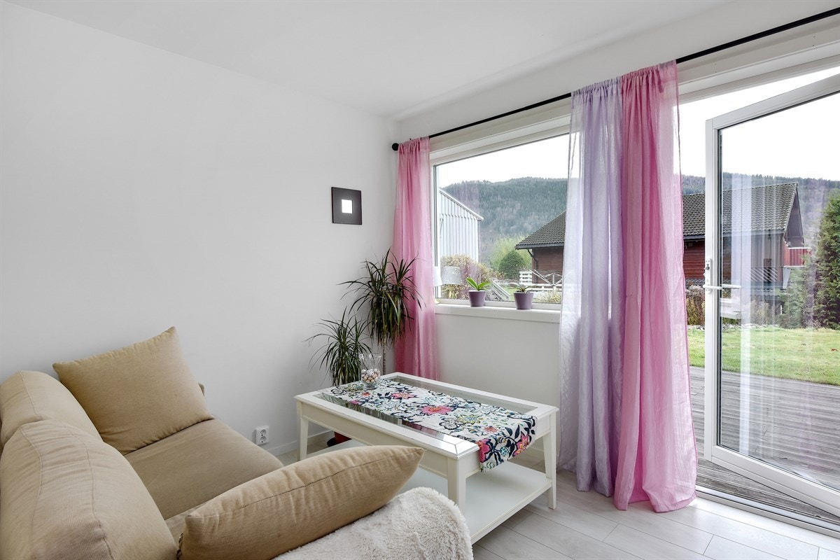 Leiligheten har en pen entré med flislagt gulv, hvite vegger og plass for smarte garderobeløsninger. Galleribilde