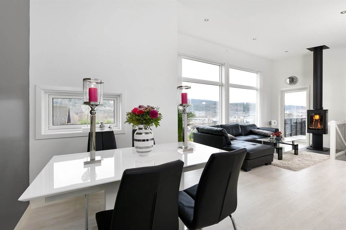 Eneboligen har en innbydende stue beliggende i andre etasje med laminat på gulv. Galleribilde