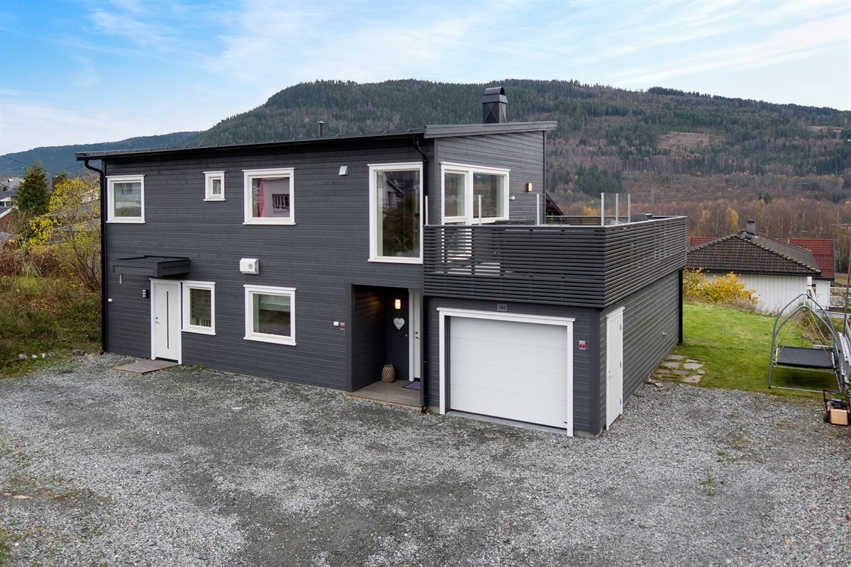 Eiendommen har gangavstand til Mjøndalen barneskole og kort vei til Veiavangen ungdomsskole. I tillegg er det gangavstand til Rosendal skole som er en kristen privat barne- og ungdomsskole. Galleribilde