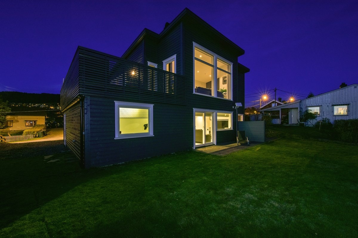 Eneboligen var nyoppført av byggherrene Hellvik hus i 2016. Hellvik hus er den boligbyggerkjeden i landet med mest tilfredse boligkjøpere i 2016. Galleribilde