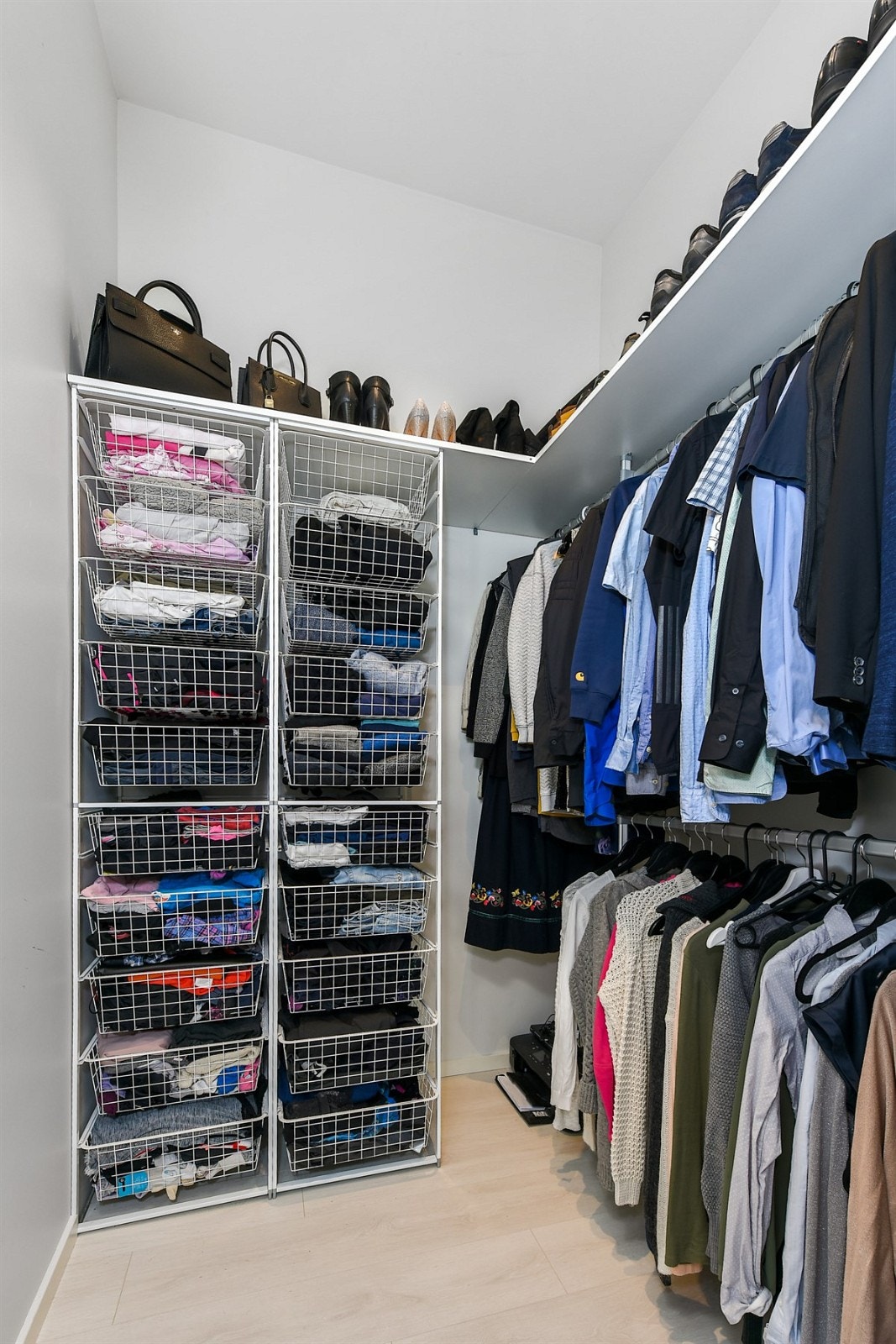 Walk-in-closet med trådkurver, hyller og praktiske oppheng. Galleribilde