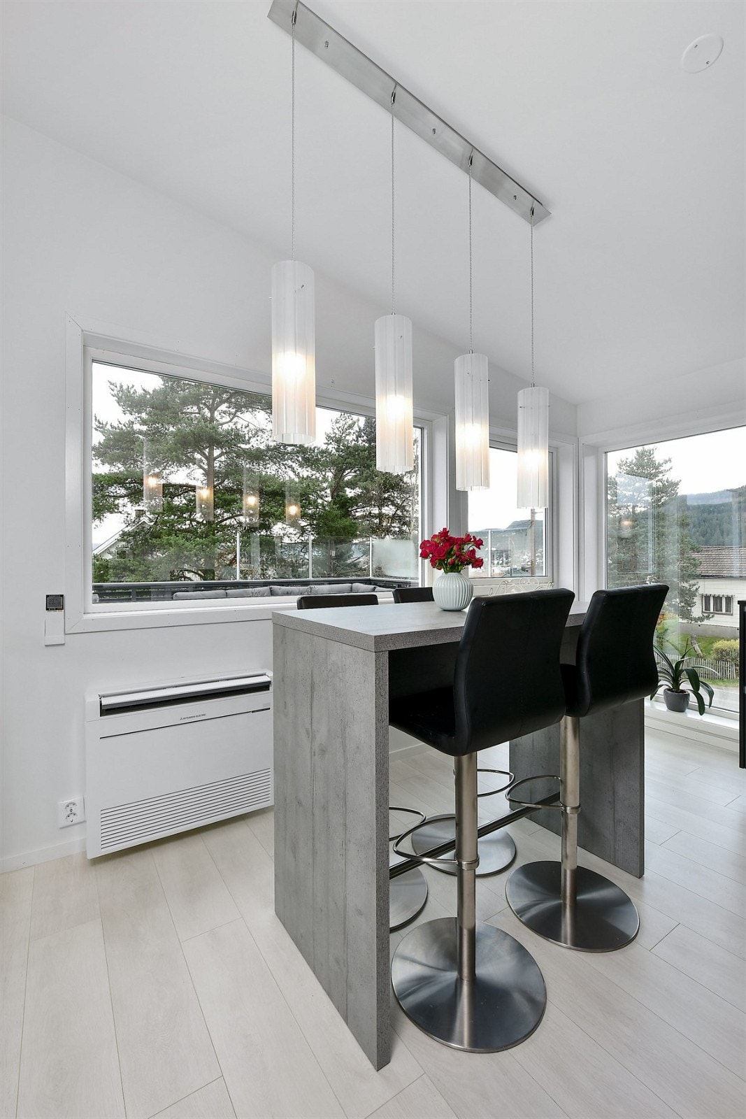 Rommet har ellers har lys laminat på gulv. Galleribilde