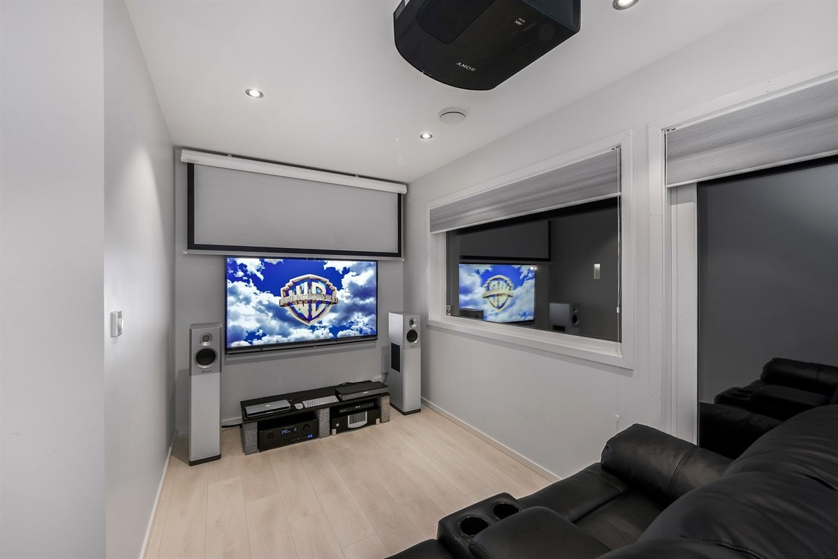 Her er det lystette gardiner levert fra Garderobemannen, noe som gir ultimate forhold for en god filmopplevelse. Prosjektor, tv og lerret kan følge med mot tillegg i pris. Galleribilde