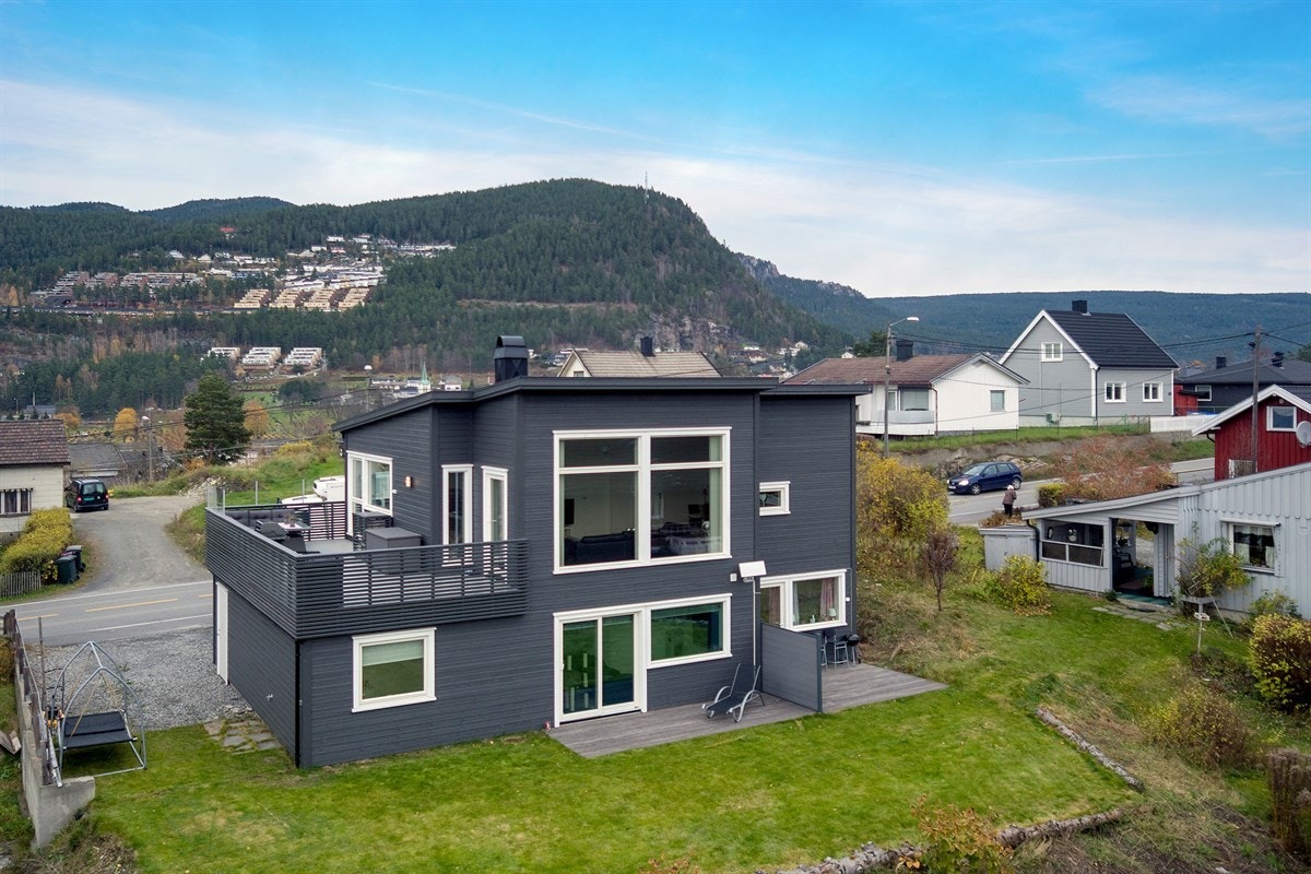 Boligen ligger i flott til med herlige solforhold og en fantastisk utsikt over Mjøndalen og omkringliggende landskap. Galleribilde