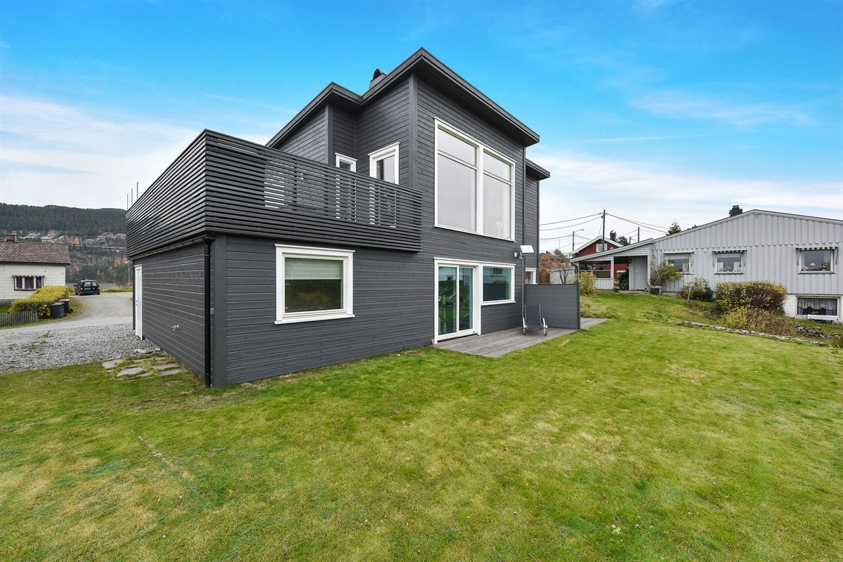 Dagligvarehandelen kan gjøres ved bl.a. Rema 1000, Coop Prix og Kiwi. Ønsker du ytterligere servicetilbud har Mjøndalen sentrum, Buskerud Storsenter og Gulskogen et rikt og variert utvalg av fasiliteter og servicetilbud. Galleribilde