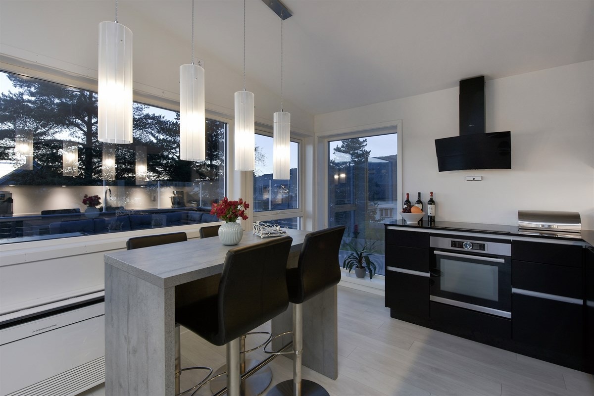 Det er god plass for spisebord på kjøkkenet. Galleribilde