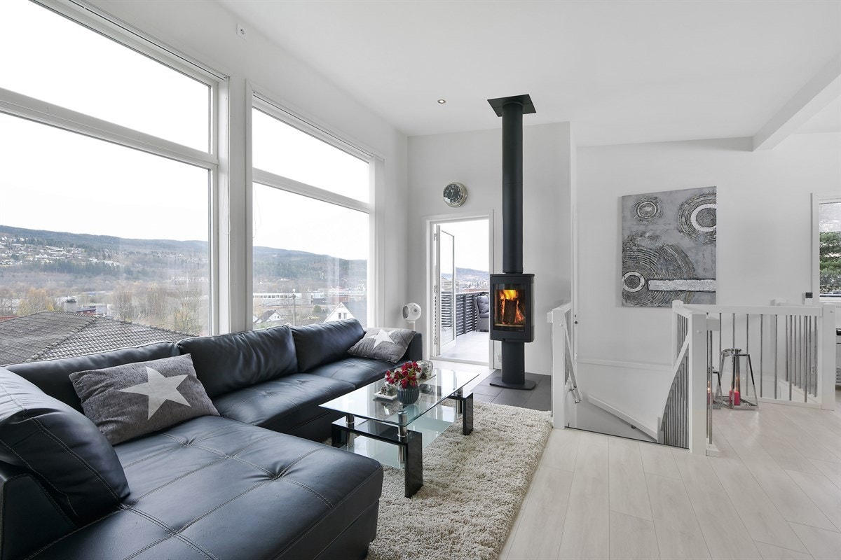 Stuen har en meget spesiell og luftig atmosfære med svært sjenerøs takhøyde. Galleribilde