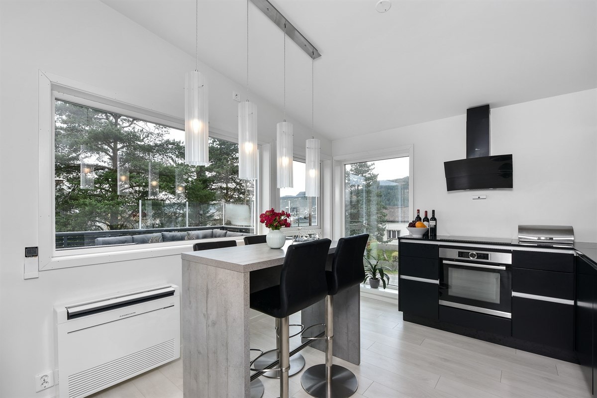 Kjøkkenet besitter hvite fine vegger noe som gjør selve rommet lysere. Galleribilde