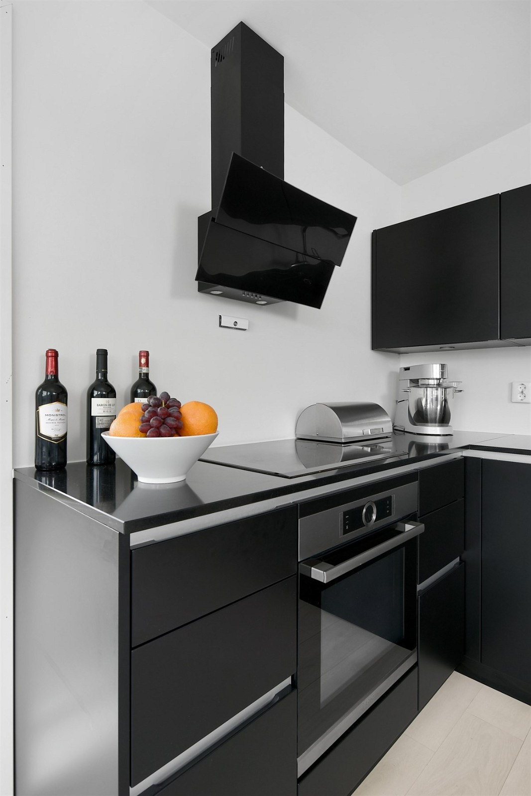 Mikrobølgeovn med stekefunksjon og fritthengende ventilator. Galleribilde