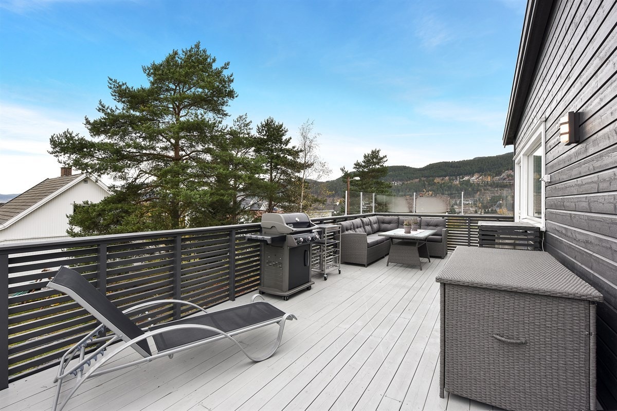 Flott terrasse på hele 32 kvm noe som gir enebolig alle muligheter for koselige stunder på fine sommerdager. Galleribilde