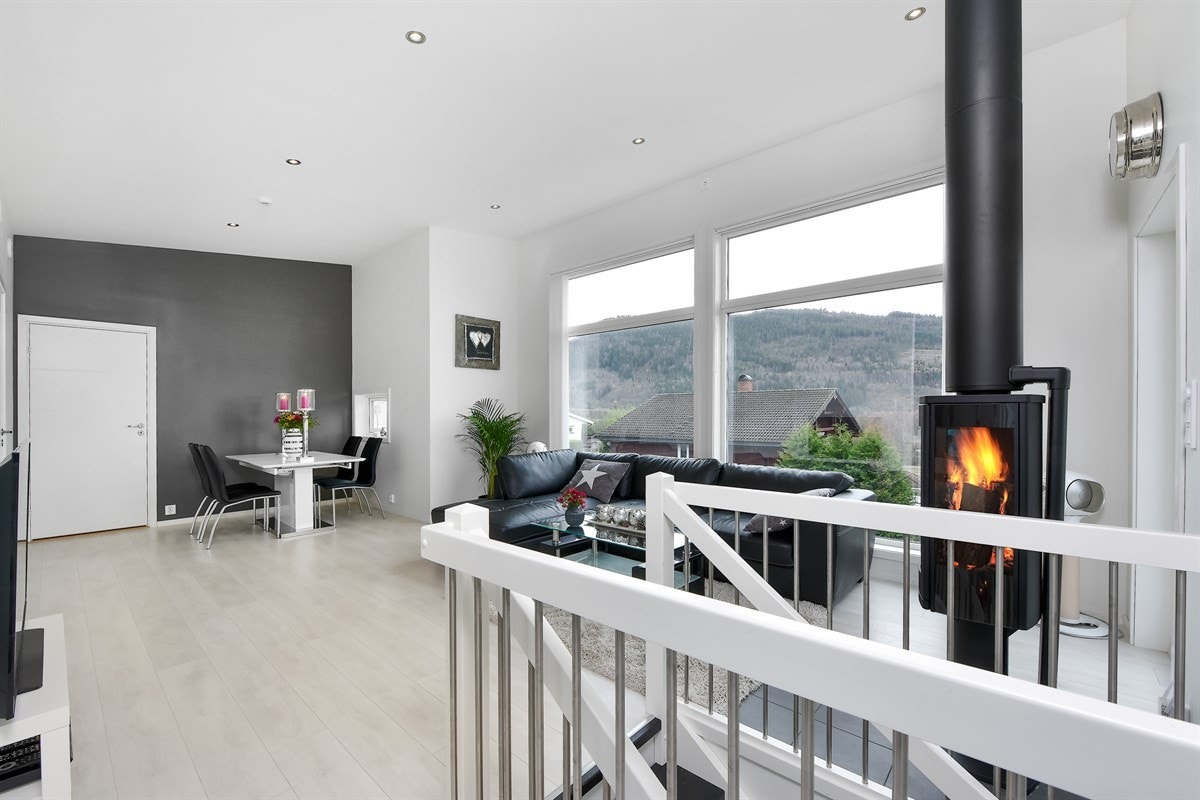 Store vindusflater gir stuen rikelig med dagslys. Galleribilde