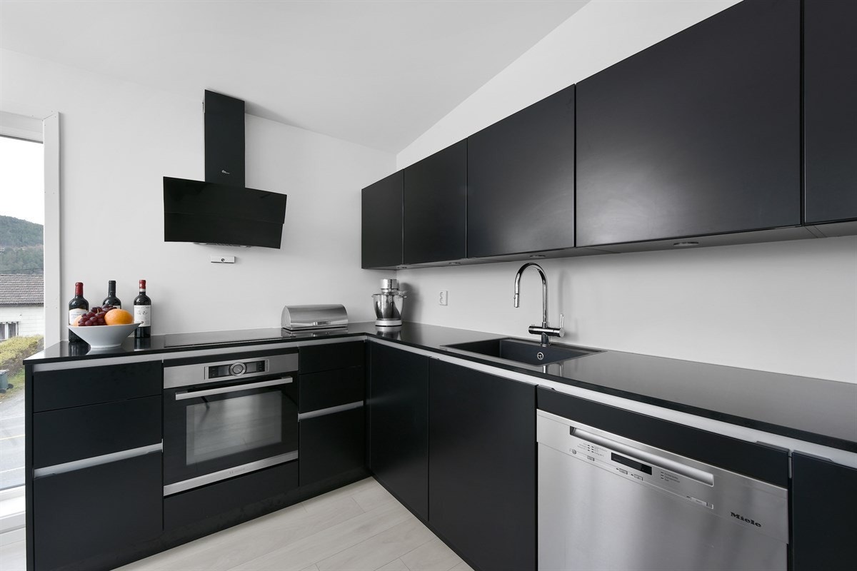 Kjøkkenet er utstyrt med induksjonstopp og stekeovn med pyrolyse. Galleribilde