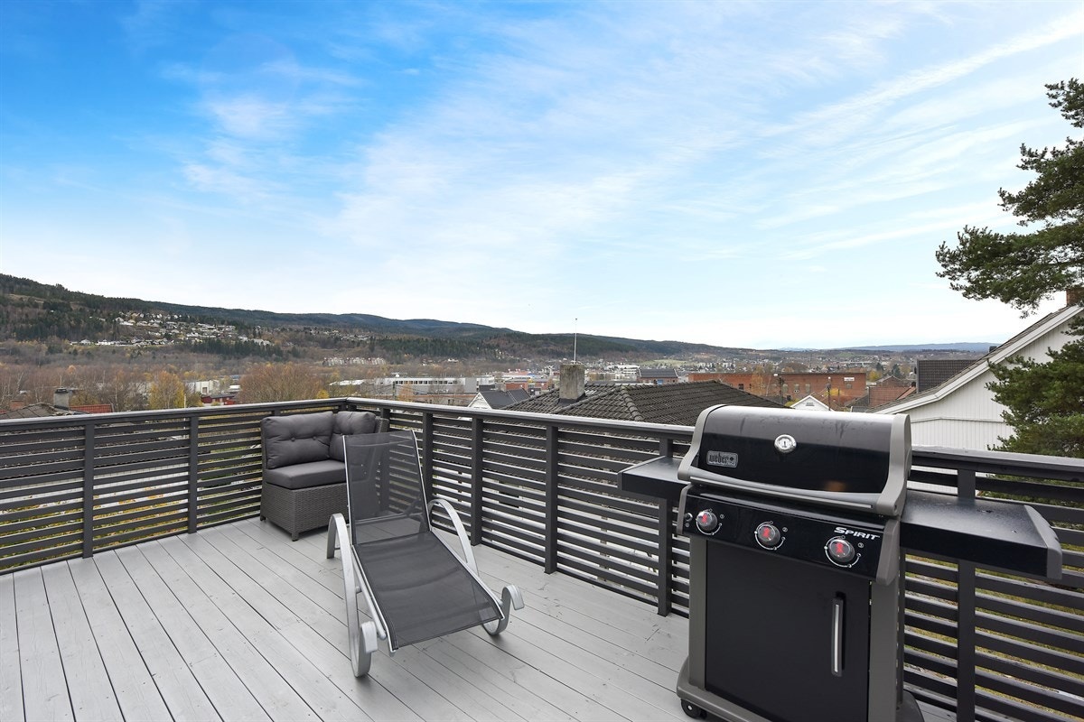 Fra terrassen er det en utrolig nydelig utsikt der landskapet kommer godt frem. Galleribilde