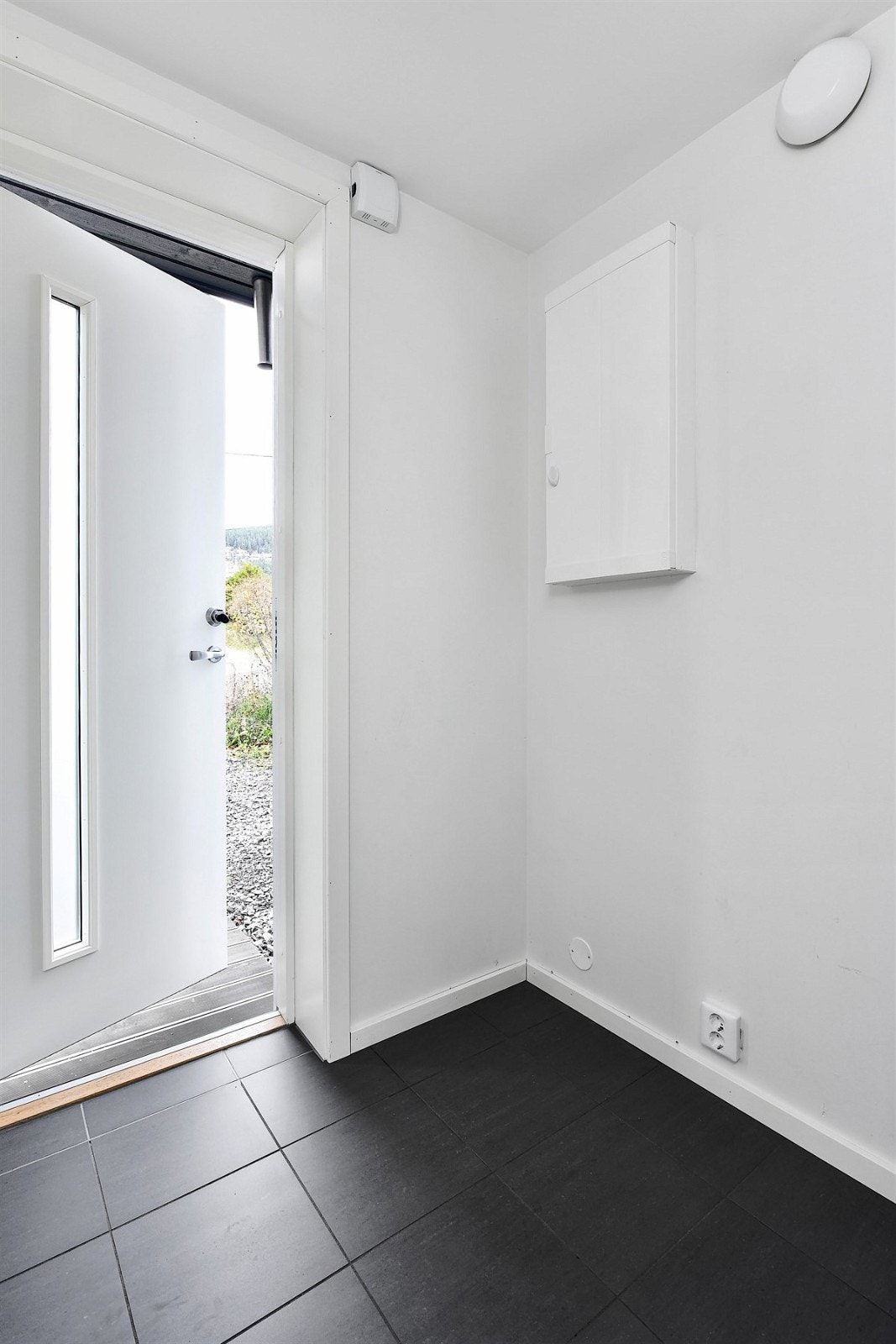 Leiligheten er blitt leid ut for 8 500 kr i måneden. Leiligheten fremstår som svært lys og trivelig med enhetlig farge- og materialvalg, gjennomgående planløsning og egen inngang. Galleribilde