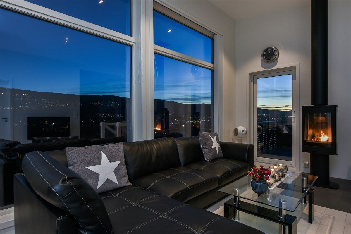 Drammensveien 102 er en nydelig enebolig over to plan med godkjent utleiedel i første etasje. Galleribilde