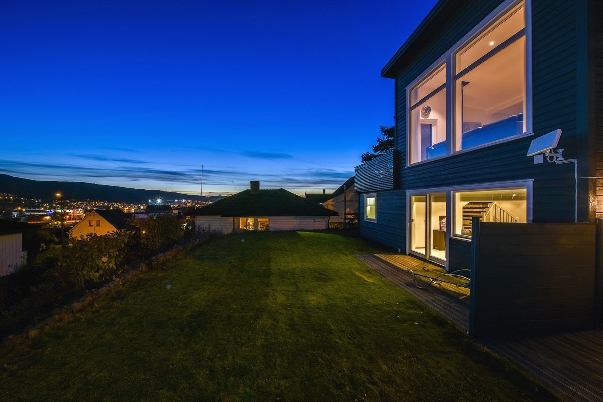 Eneboligen ligger i et barnevennlig og attraktivt boligområde i Mjøndalen i Nedre Eiker kommune. Galleribilde