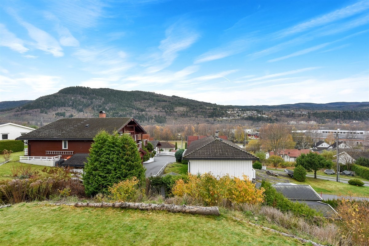 Det er også umiddelbar nærhet til skog og mark der du til fots, på ski eller sykkel kan ta deg rundt i et mylder av merkede løyper og stier. Galleribilde