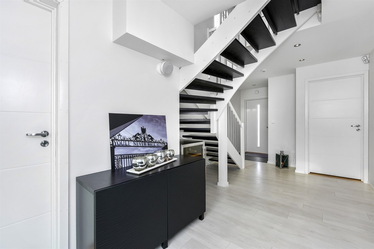 For øvrig har rommet gulvvarme, downlights og åpen garderobeløsning. Galleribilde