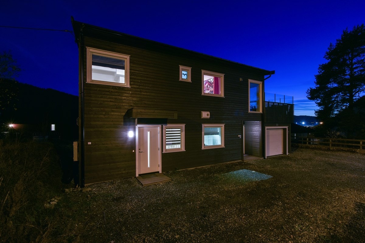 Boligen er praktfull og ser meget unik ut både på kveldstid som på dagtid. Galleribilde