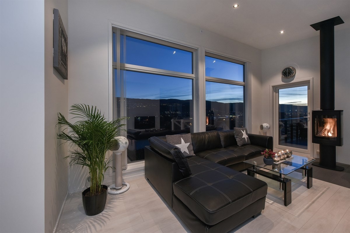 Privatmegleren ved John Granly Steen og Jørgen Braathen Becher har gleden av å presentere denne nyoppførte enebolig o/2 plan fra 2016 m/godkjent utleieleilighet som gir leieinntekter på kr 8 500,- pr mnd beliggende i Mjøndalen i Nedre Eiker. Galleribilde