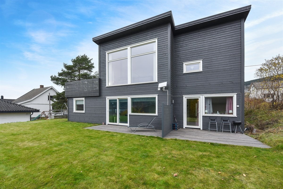 I tillegg finner du stor Rema 1000, Biltema, Expert, Jula, Spar Kjøp, Plantasjen og RFD Gjenvinningsstasjon Eiker på Orkidehøgda. Galleribilde