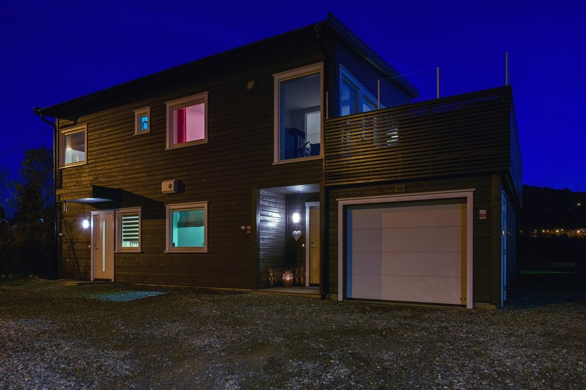 Boligen er praktfull og ser meget unik ut både på kveldstid som på dagtid. Galleribilde