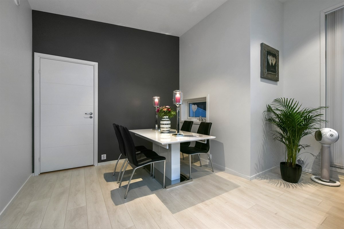 For øvrig har rommet god plass for sofaløsning med tilhørende møblement og spisebord. Galleribilde