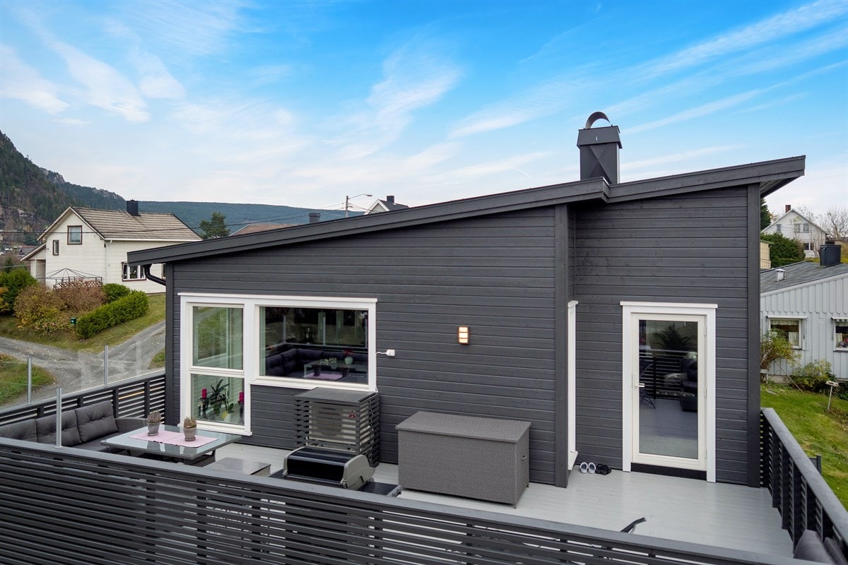 Fra stuen i andre etasje er det utgang til en flott terrasse overliggende garasjen. Galleribilde