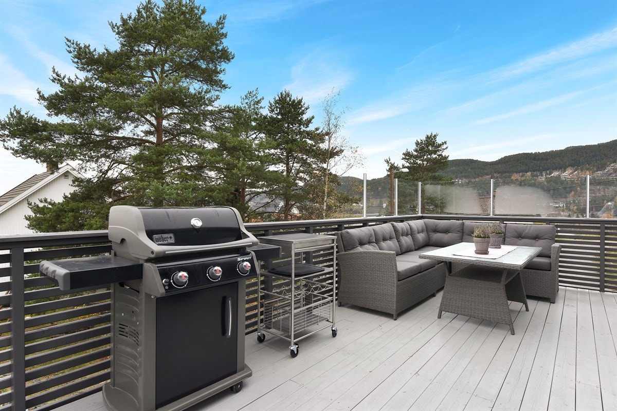 Terrassen har god plass til grill og utemøblement. Galleribilde