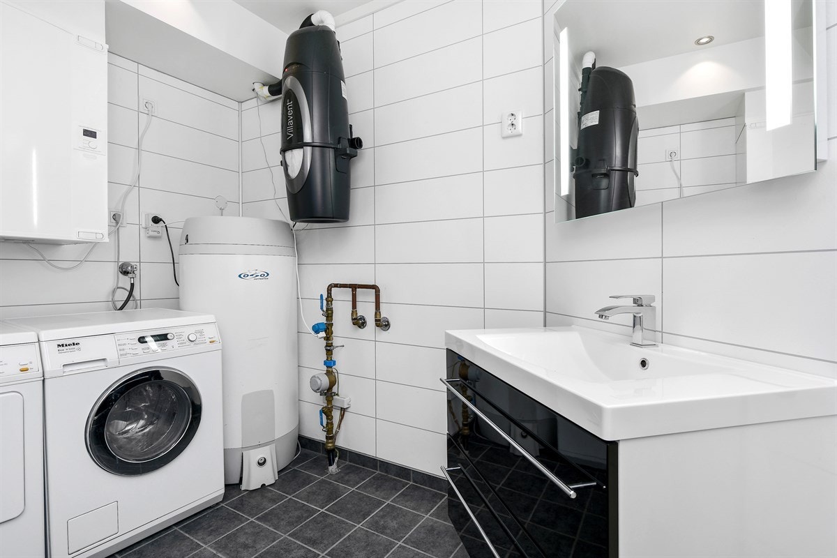 I tillegg er boligens tekniske installasjoner som varmtvannsbereder og sentralstøvsuger plassert her. Galleribilde