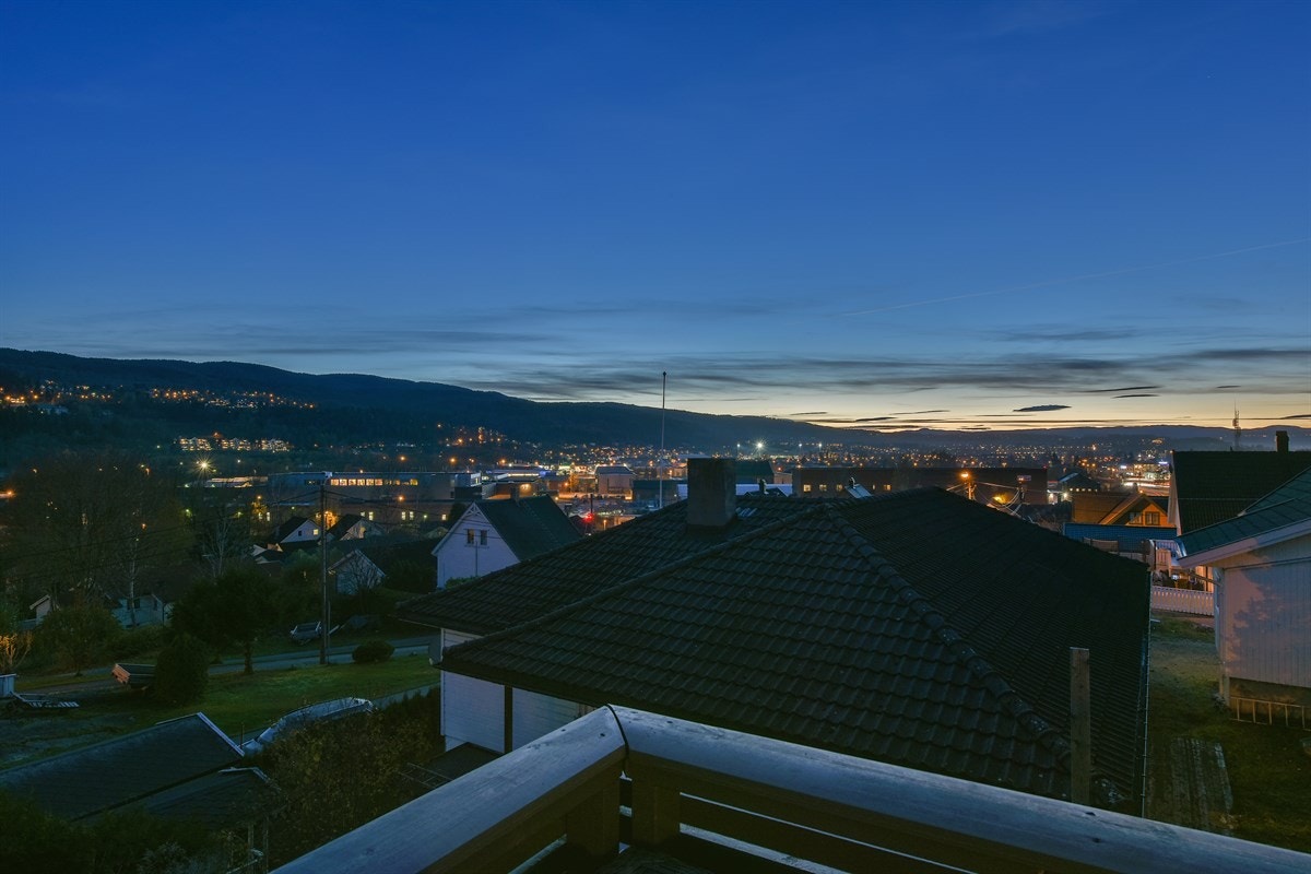 Terrassen er på hele 32 kvm med sveisemembran under gråbeiset tredekke, beiset rekkverk og utebelysning. Galleribilde