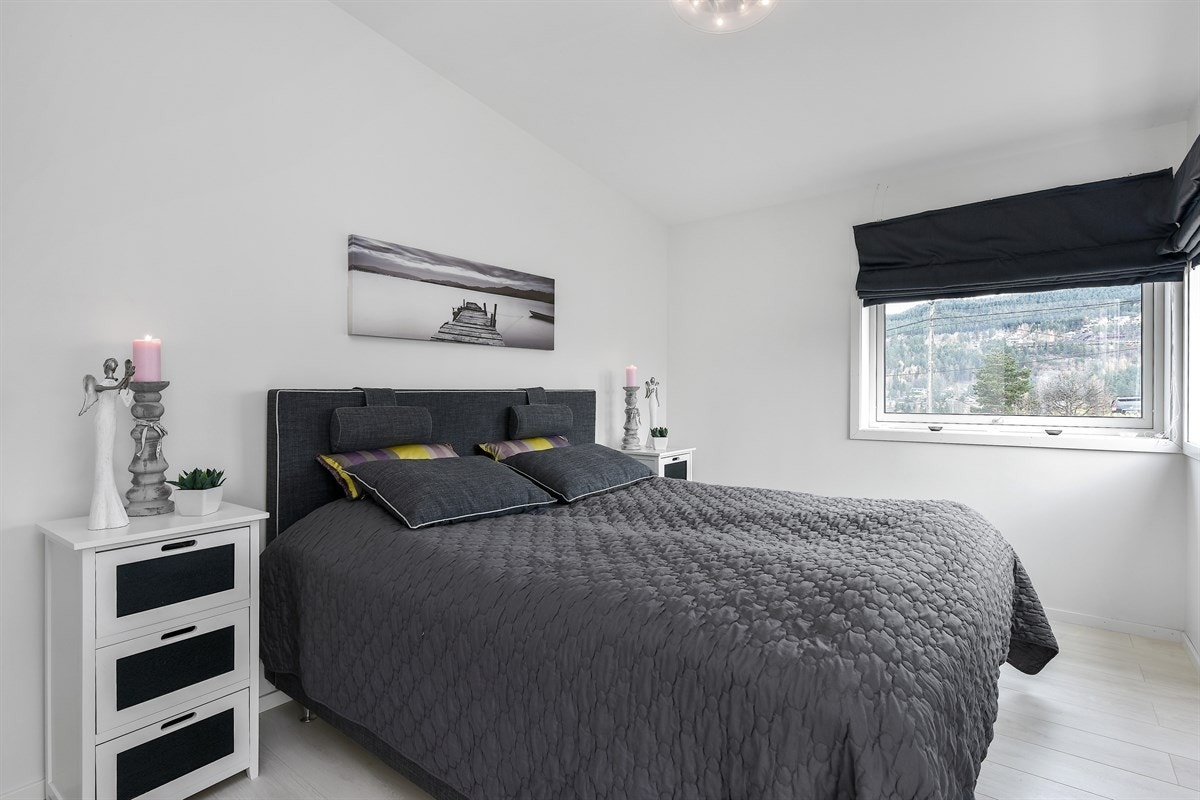 Eneboligen har fire pene soverom, hvorav tre har garderobeløsninger fra Garderobemannen som er spesialtilpasset hvert rom. Galleribilde