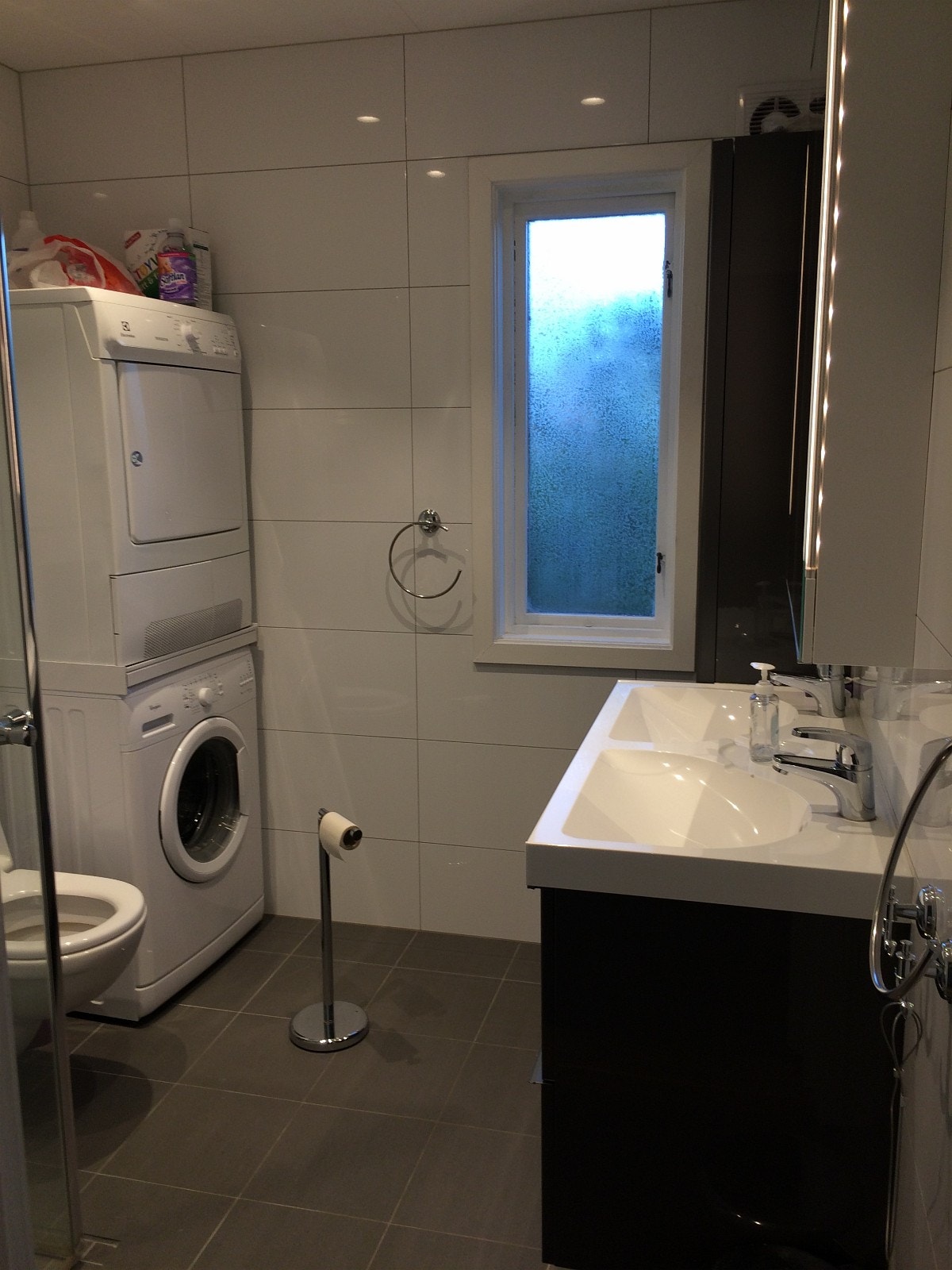 Bad. Vaskemaskin og tørketrommel. Galleribilde