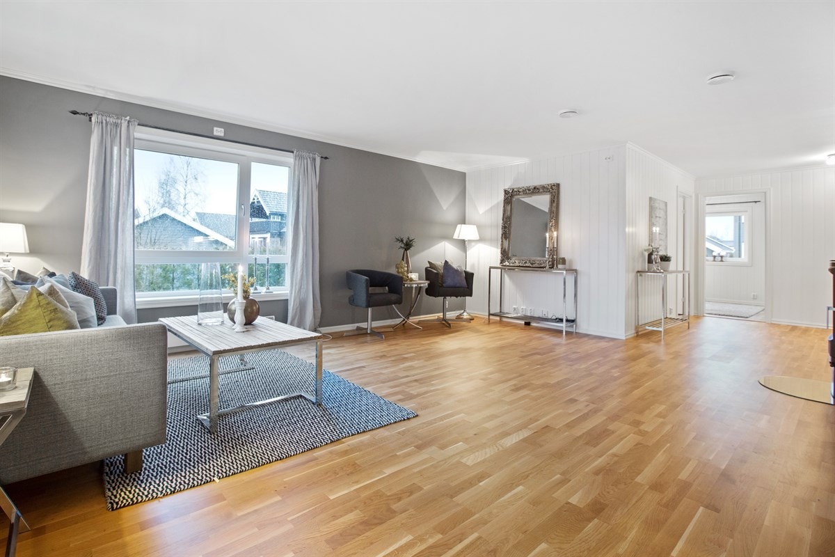 Stuen har store vinduer Galleribilde