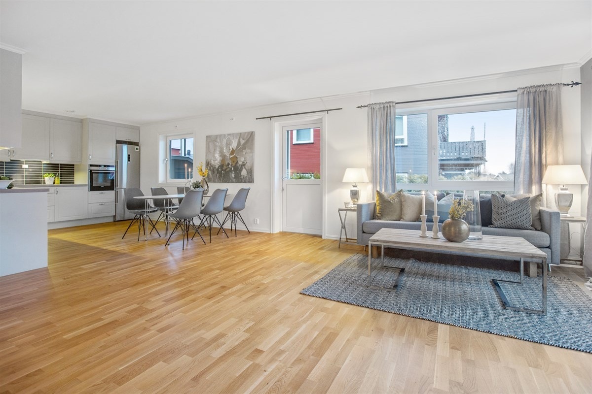 Stuen er meget romslig har gode lysforhold Galleribilde