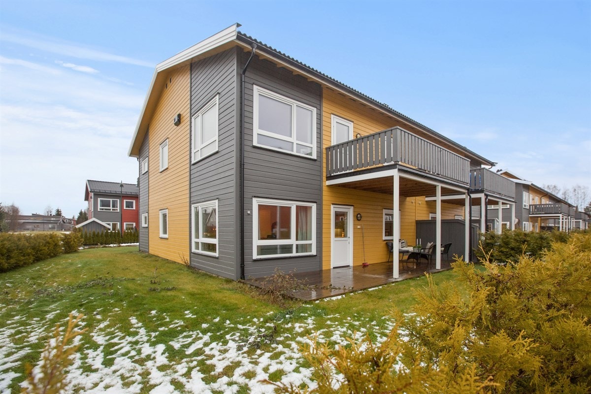 Fin uteplass med dels overbygget terrasse Galleribilde