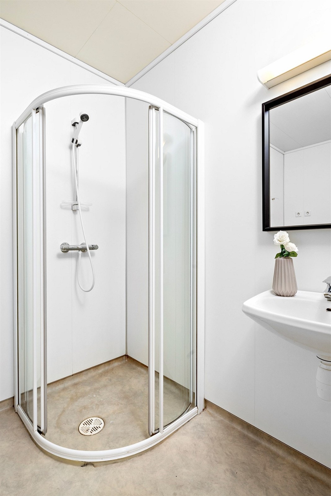 Badet har mange muligheter da det er et stort og romslig bad Galleribilde