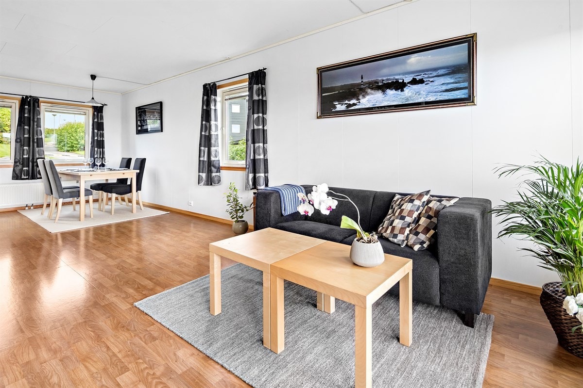 Stuen har god plass til spisebord Galleribilde