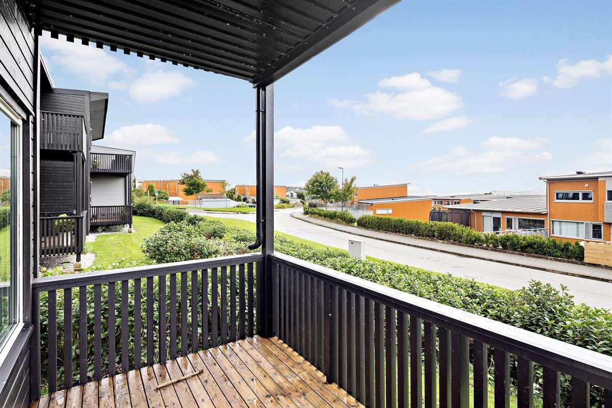 På terrassen kan du nyte solen både på dagen og ettermiddagen Galleribilde