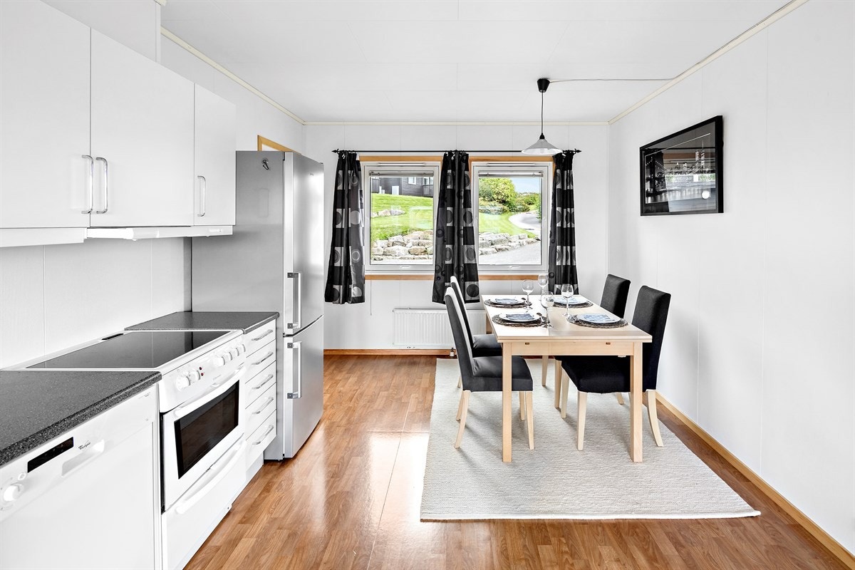 Kjokkenet har hvitmalte fronter Galleribilde