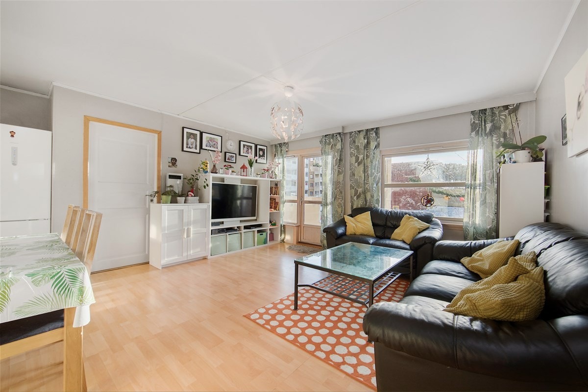 Stuen er lys og trivelig med rikelig lysinnslipp fra gode vindusflater og terrassedør mot balkongen. Galleribilde