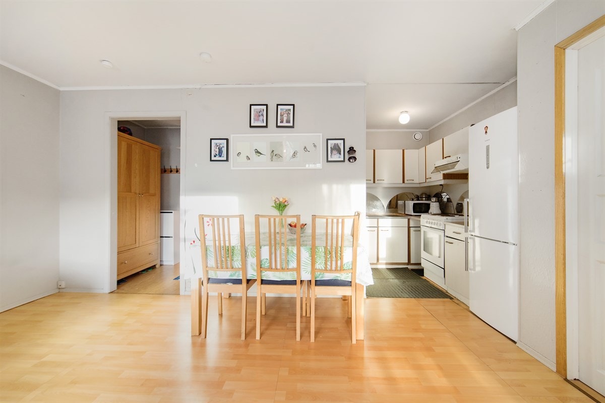 Rett ved kjøkkenet passer det perfekt å plassere spisestuen. Galleribilde